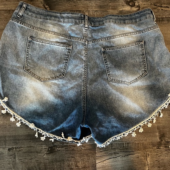 ASOS Ivory Flowered Trim Denim Shorts - Picture 3 of 4